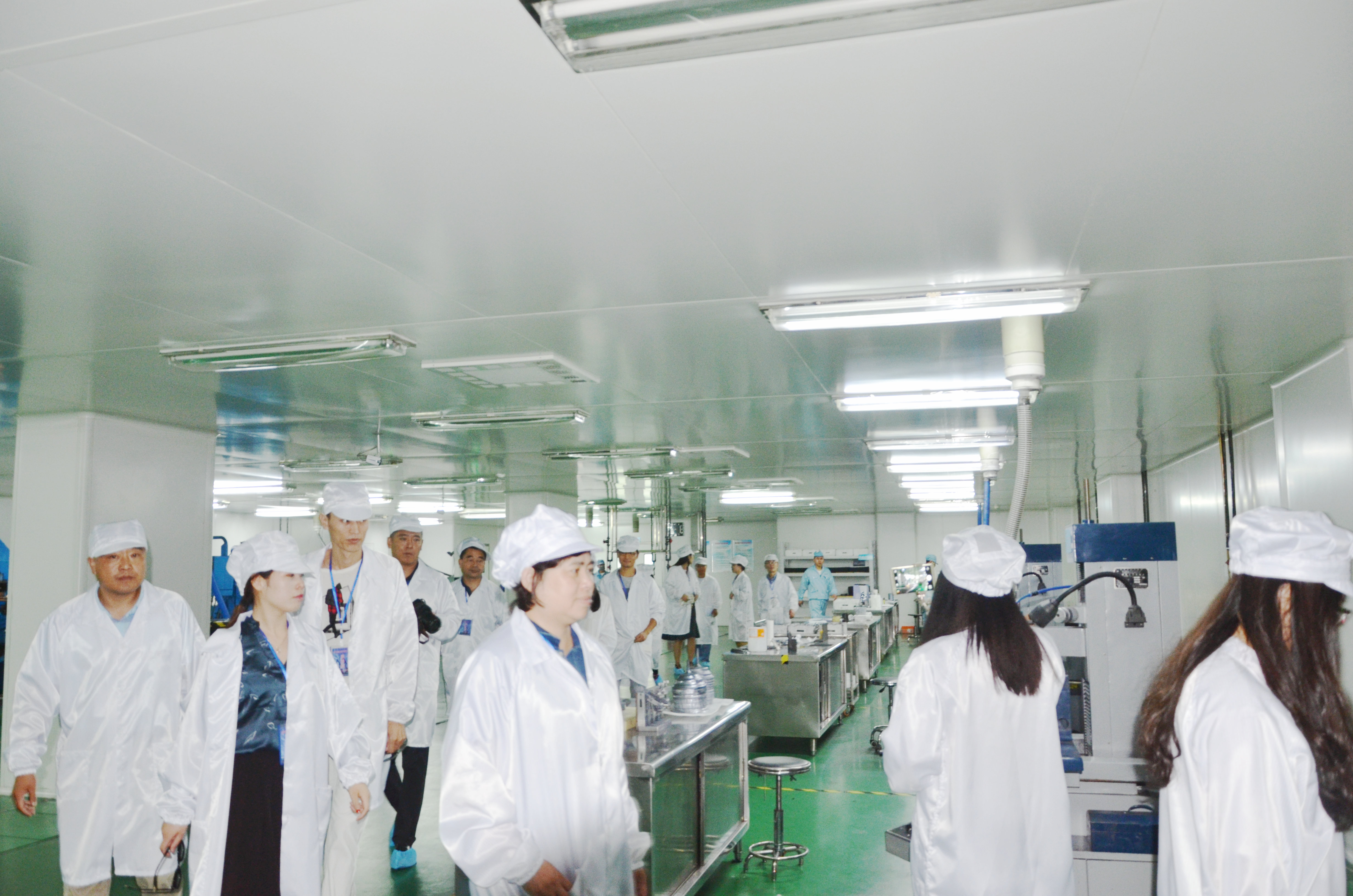 30多家国家级新闻媒体记者在大庆佳昌晶能信息材料有限公司砷化镓生产车间实地采访。.jpg