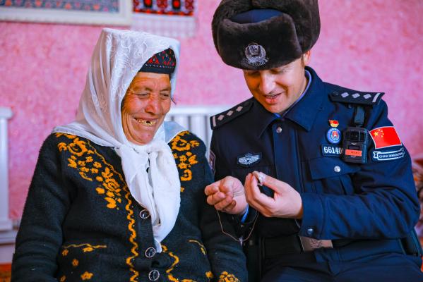 3月19日，图为塔合曼边境派出所白尕吾勒村警务室民警教辖区村民助听器如何使用。(1).jpg