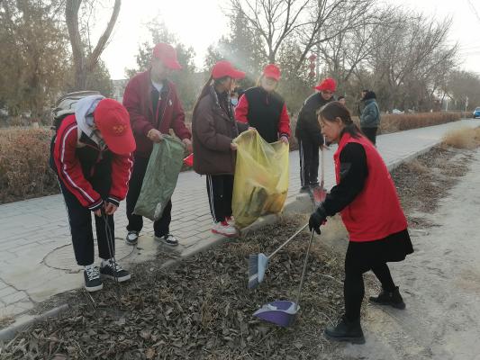 志愿者正在打扫环境卫生（邓素花 摄）(1).jpg