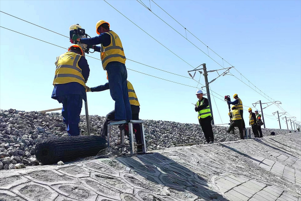 工人们正在进行营业线硬隔离钢管立柱施工工作 苏波 摄(1)(1).png