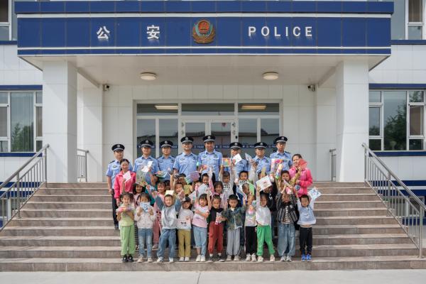 图十：2024年5月29日，图为民警与小朋友们进行集体合影留念。(1).jpg