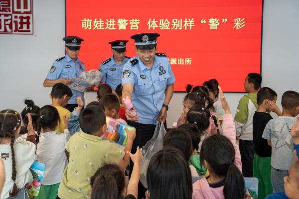 图九：2024年5月29日，图为民警为小朋友们送橡皮泥、卡片等小礼品。(1).jpg
