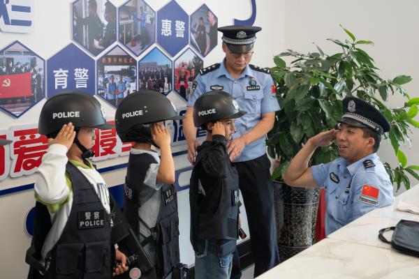 图一：2024年5月29日，图为小朋友们穿戴警用装备和民警面对面举手敬礼。(1).jpg