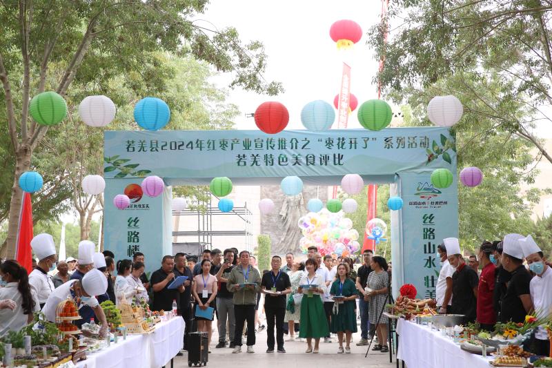 1、6月9日，“枣花开了”之若羌特色美食大赛在若羌县百日文化广场举办。这是特色美食评比现场。(1).jpg