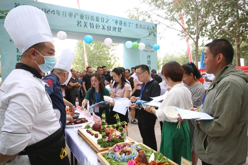 2、6月9日，“枣花开了”之若羌特色美食大赛在若羌县百日文化广场举办。这是特色美食评比现场。.jpg
