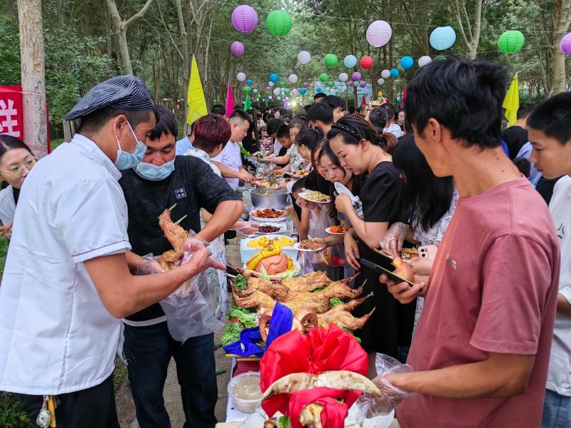 18、6月9日，“枣花开了”之若羌特色美食大赛在若羌县百日文化广场举办。这是广大居民、游客品尝美食。.jpg