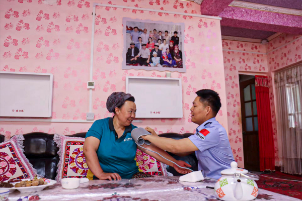 图为吾合沙鲁边境派出所民警为独居老人测量血压 (2)(1)(1).png