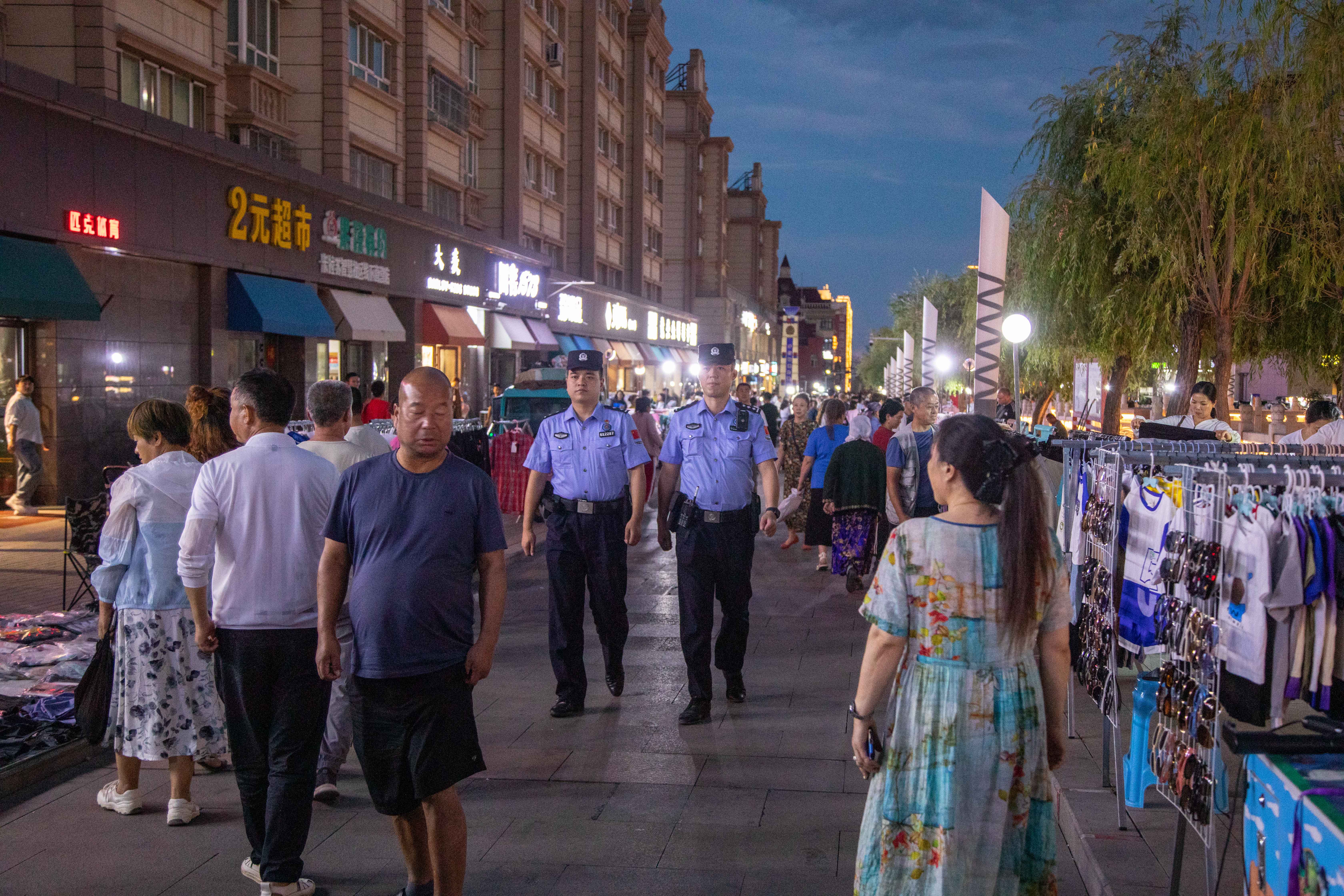 图九：7月14日，图为民警正在辖区人员密集区域进行夜间巡逻。.jpg
