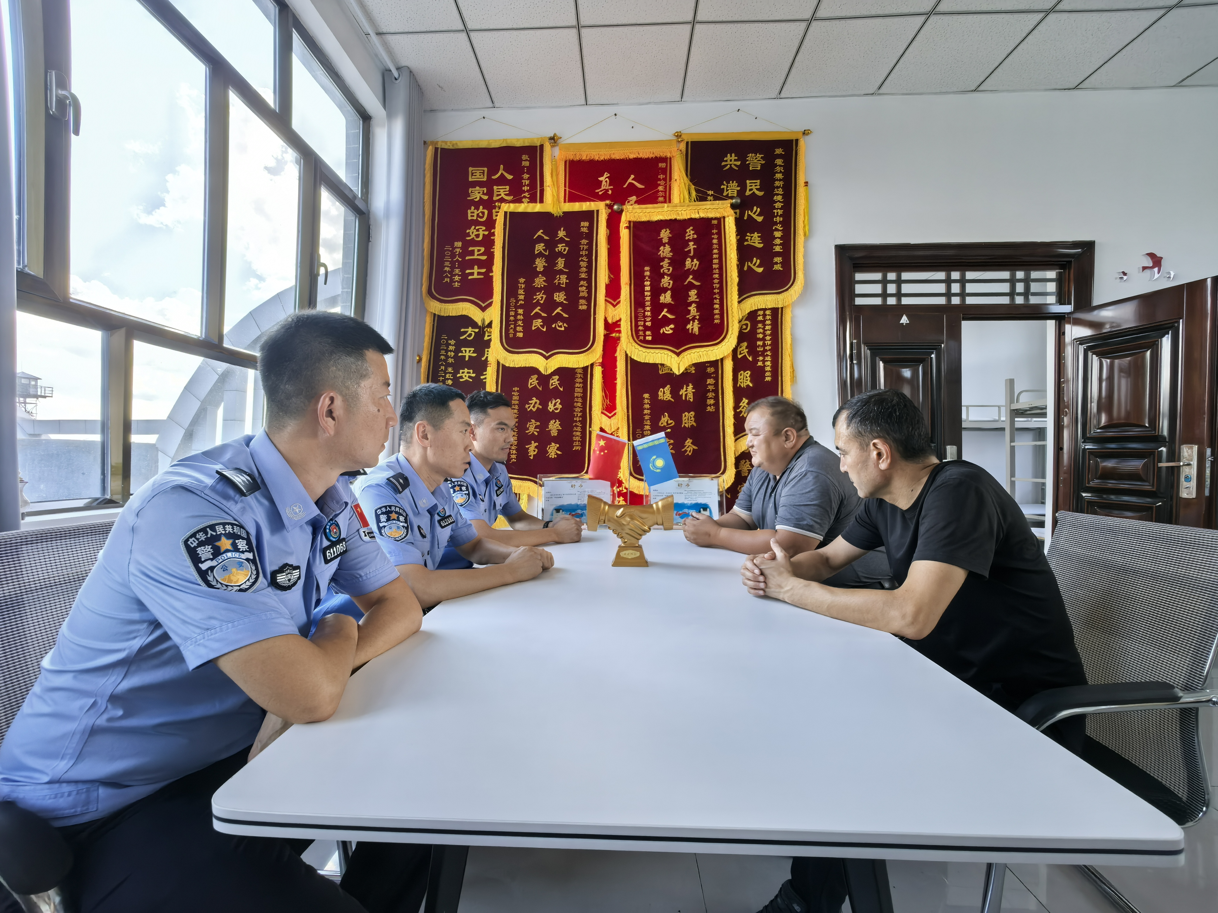 图二：图为中哈霍尔果斯国际边境合作中心边境派出所创新聘任涉外纠纷特邀调解员。.jpeg