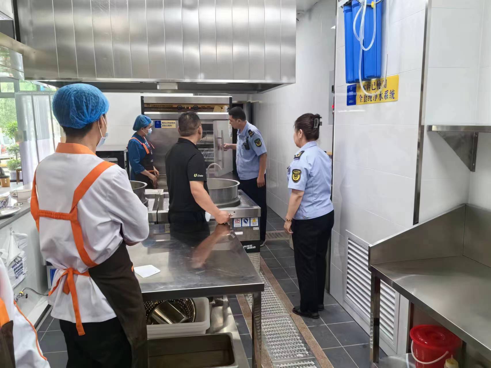 为了有效预防和应对食品安全问题，切实做好夏季食品安全监管工作，近日，尉犁县市场监督管理局开展夏季食品安全专项检查。.jpg