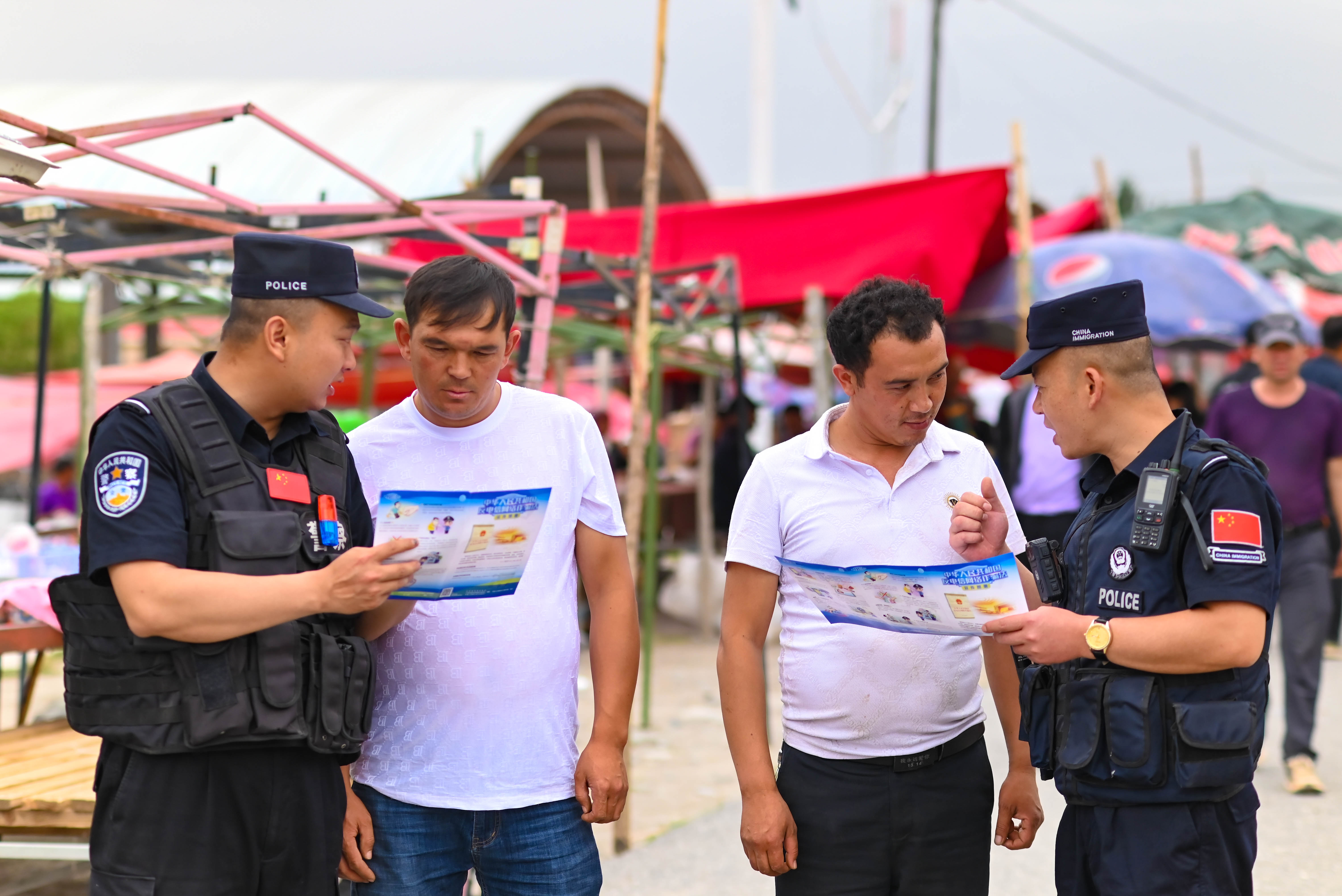民警正在巴扎(集市)进行普法宣传。刘楠 摄.jpg