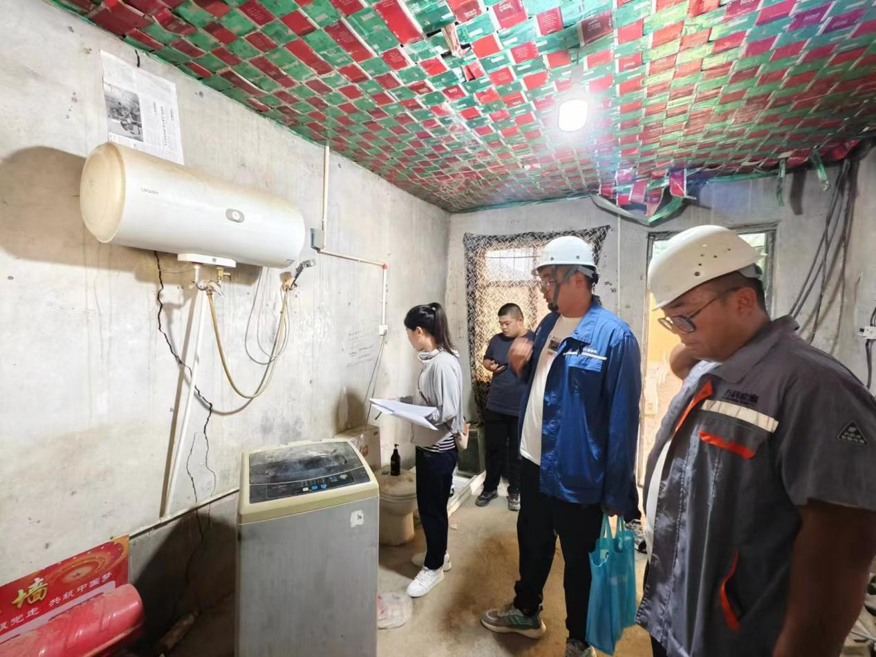 连日来，尉犁县住建局抽调工作人员组成自建房专项检查组，深入肖塘管委会等偏远乡村开展自建房安全隐患专项整治工作.png