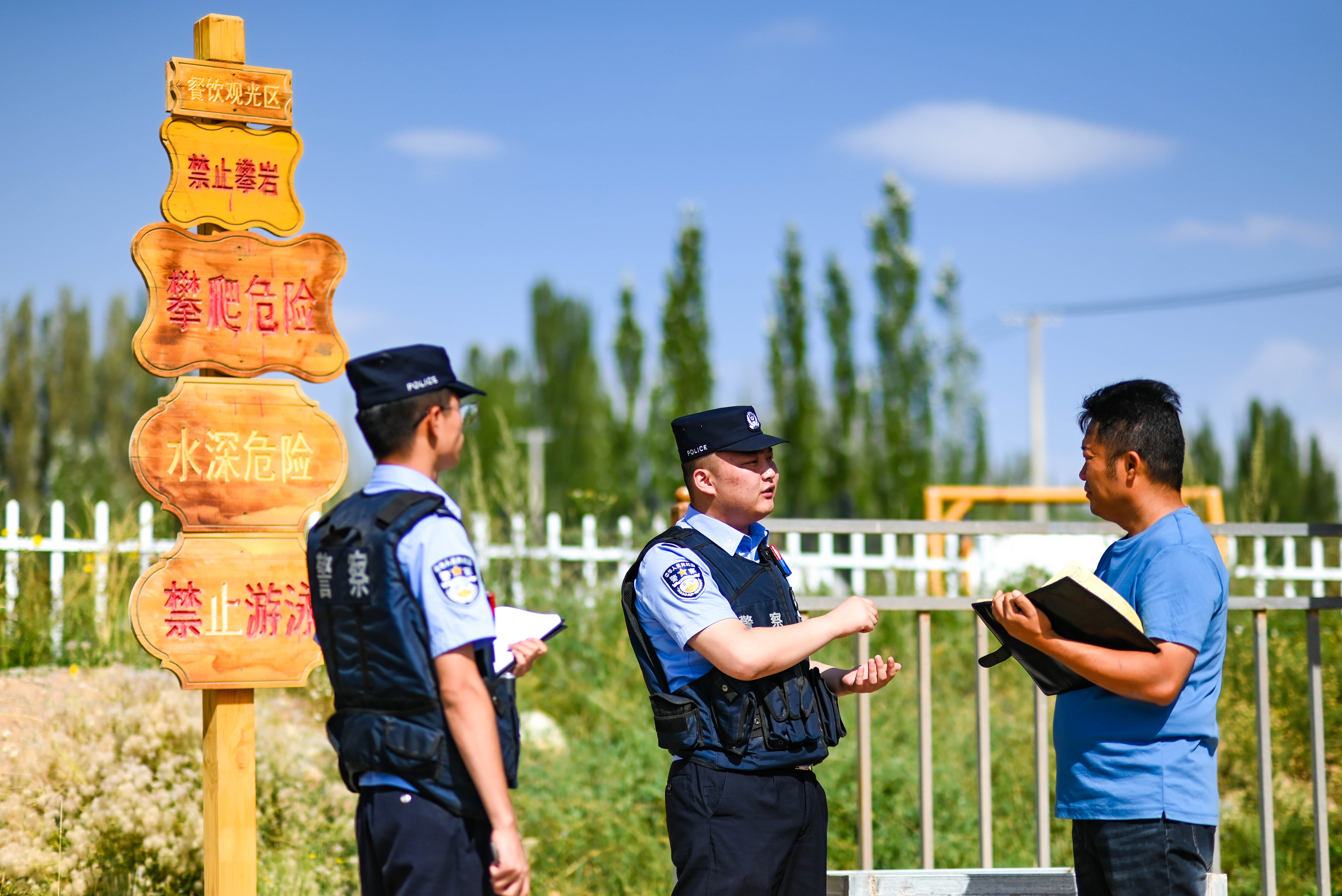民警正在向景区工作人员宣讲夏季防溺水相关知识。刘楠 摄.jpg