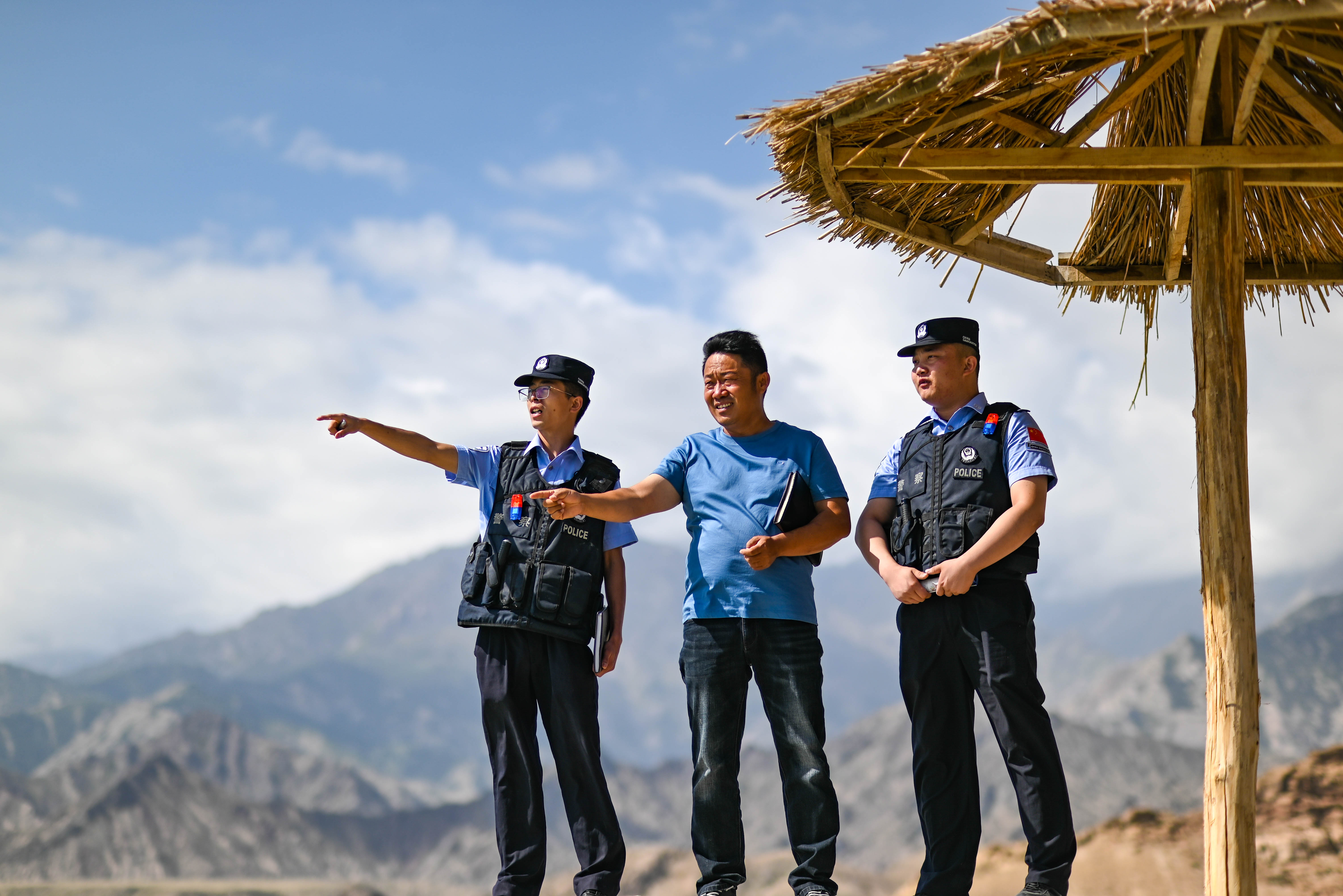 民警正在了解景区水库入口、以及流向情况。刘楠 摄.jpg