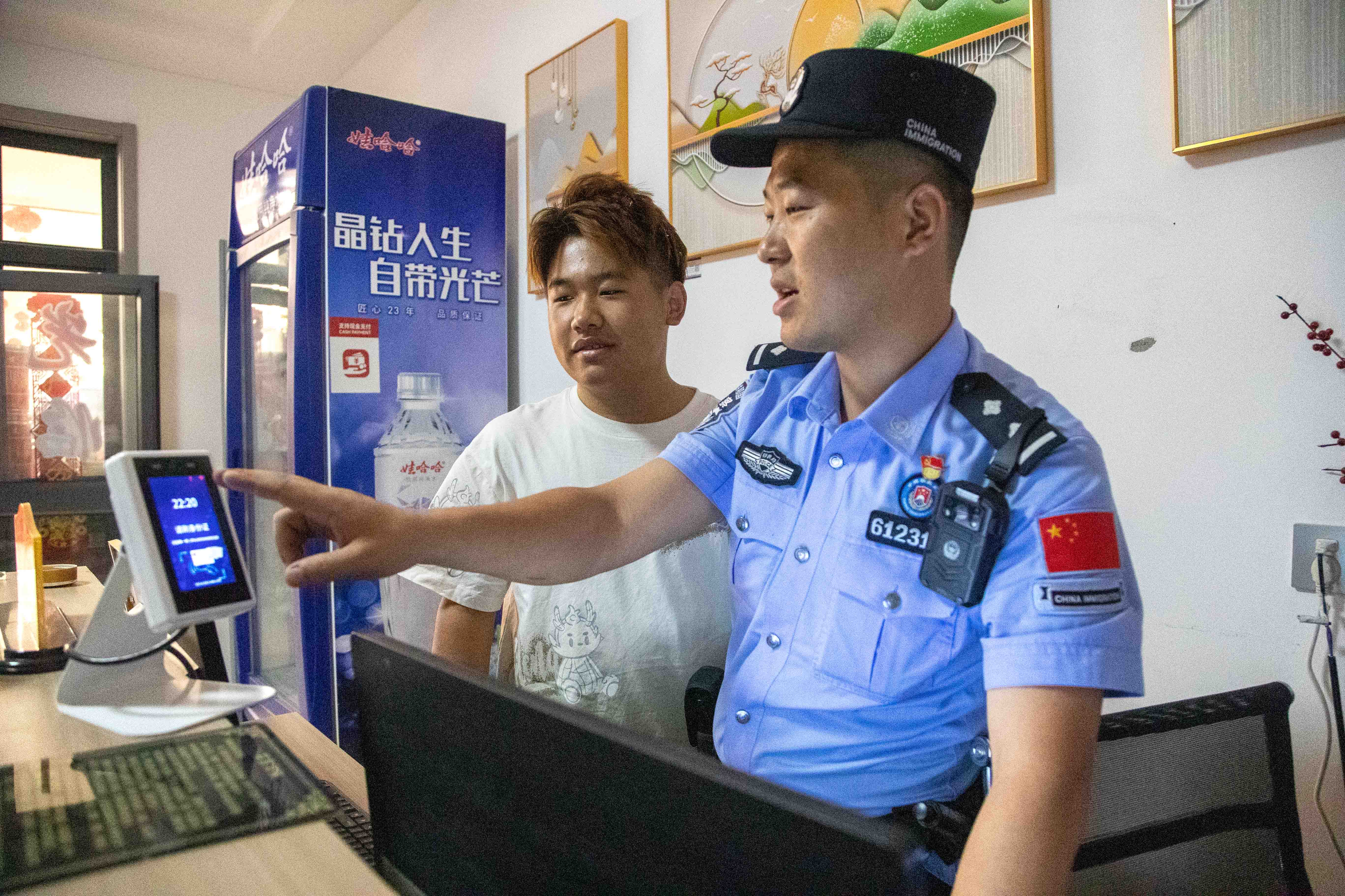 图四：8月14日晚，图为民警正在辖区民宿对入住人员的登记情况与消防设施安全情况进行检查。.jpg