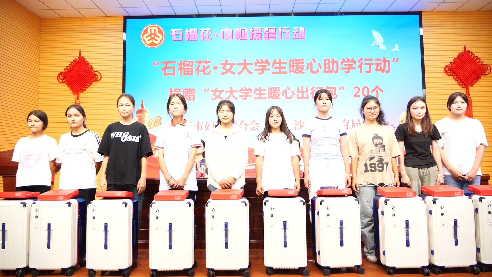 民警正在向老人讲解户政办理知识。 刘楠 摄.jpg