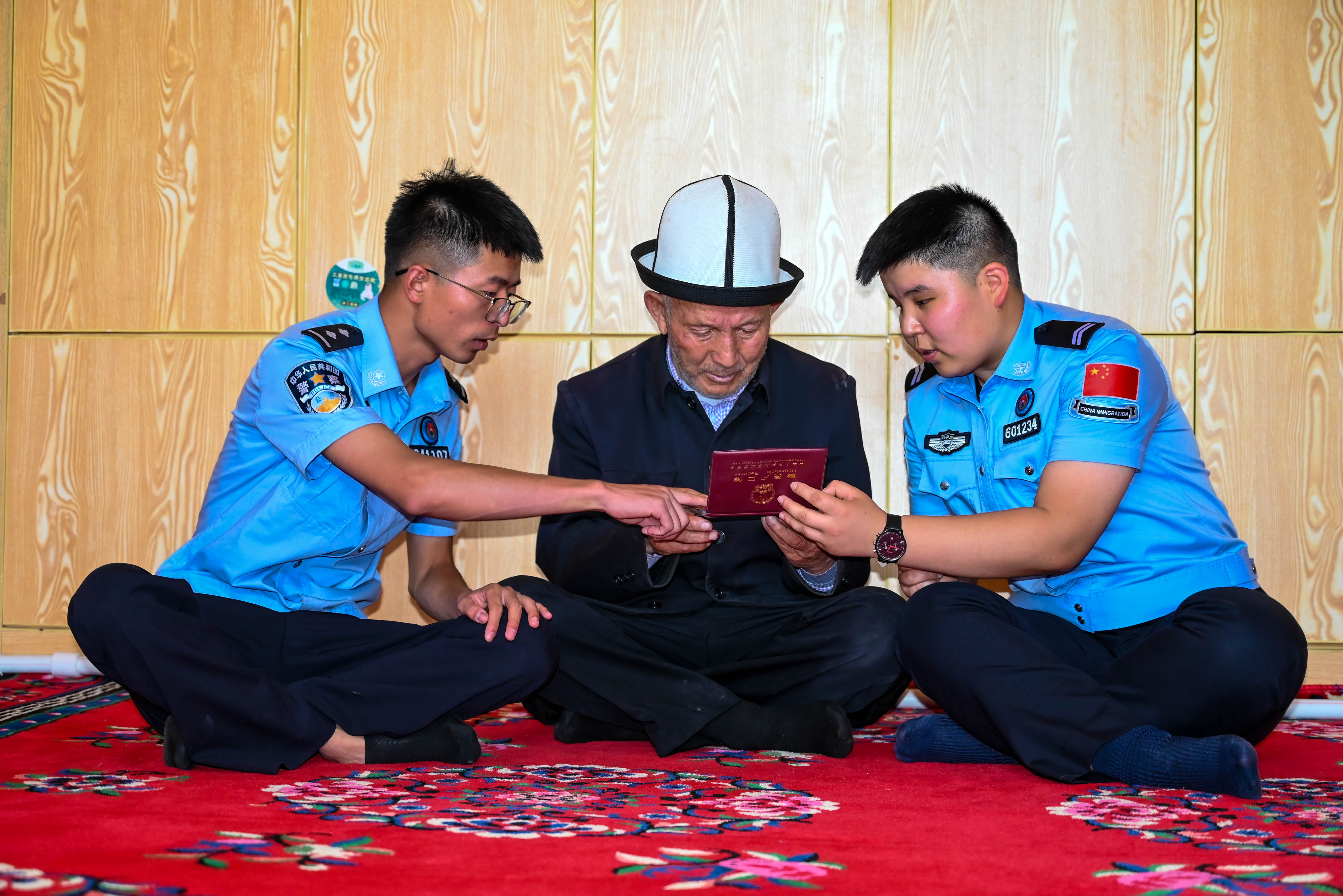 民警正在向老人讲解户政办理知识。 刘楠 摄.jpg