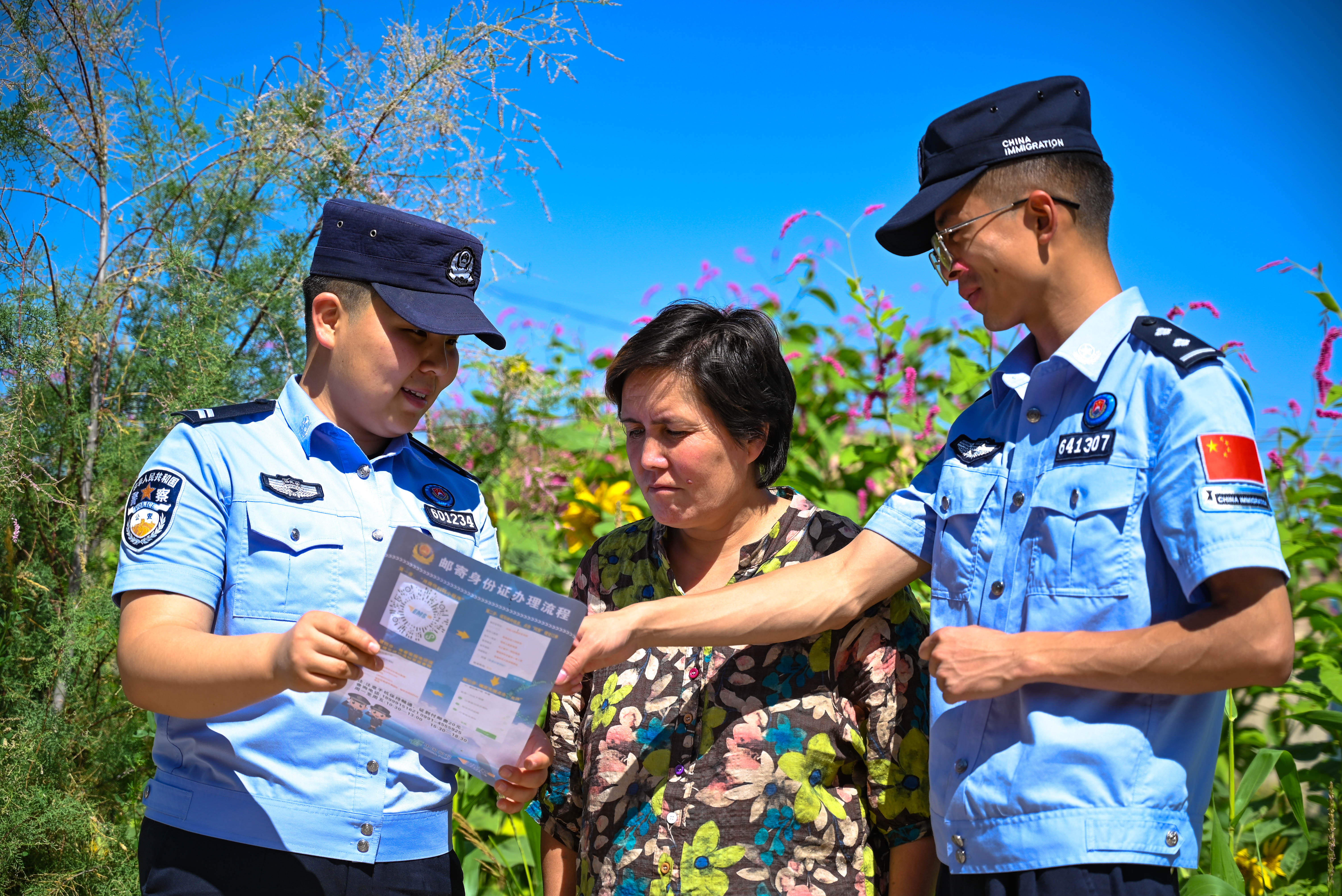 民警正在向群众讲解邮寄身份证办理流程。刘楠 摄.jpg
