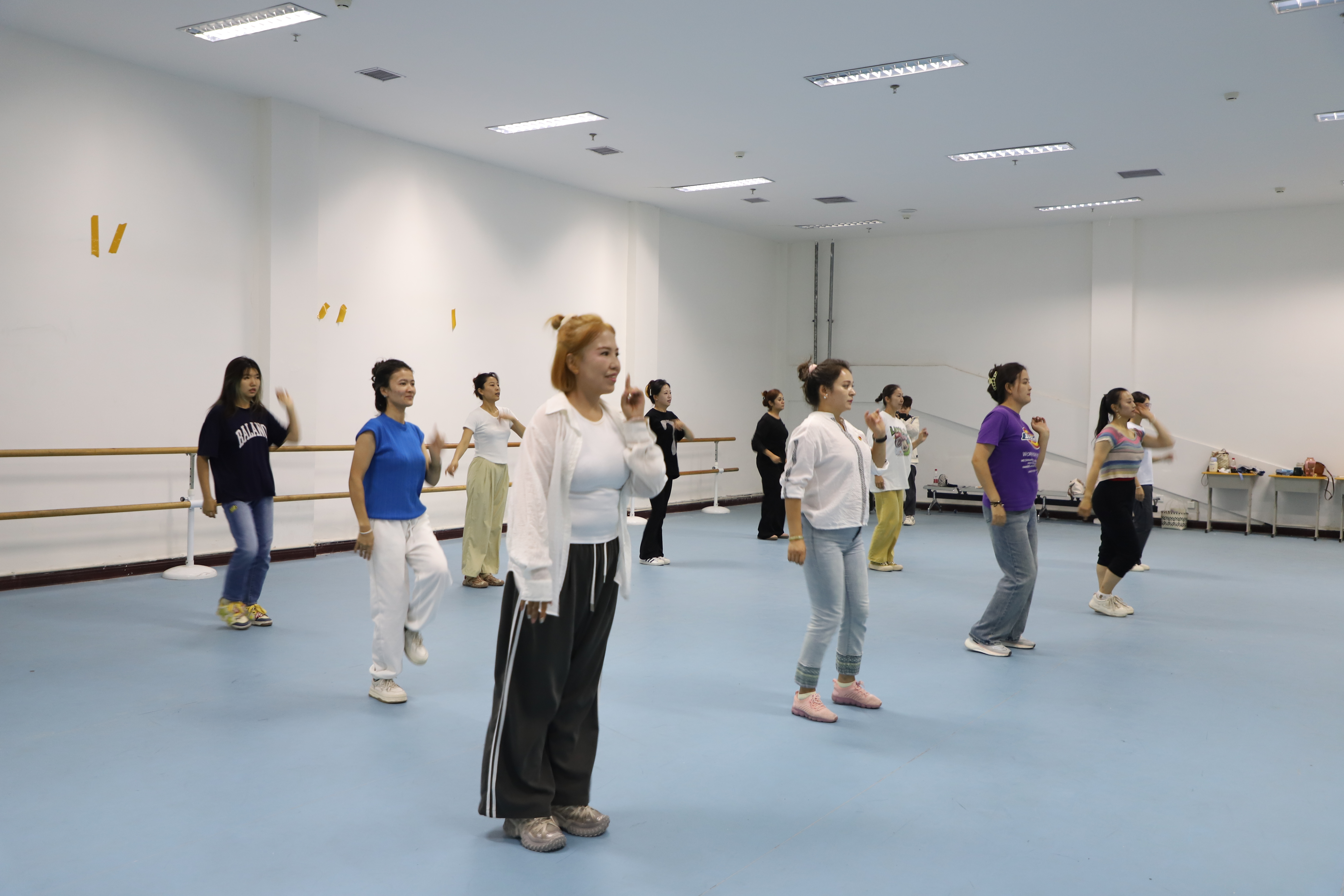和硕县龙驹艺术团、非遗小分队演职人员加紧排练为2024“新疆是个好地方”对口援疆非遗展示活动做准备 陈皓然 摄 (1).jpg