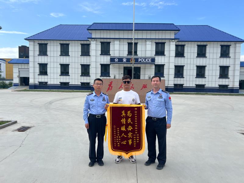 图为夏特边境派出所民警收到香港游客赠送锦旗.jpg
