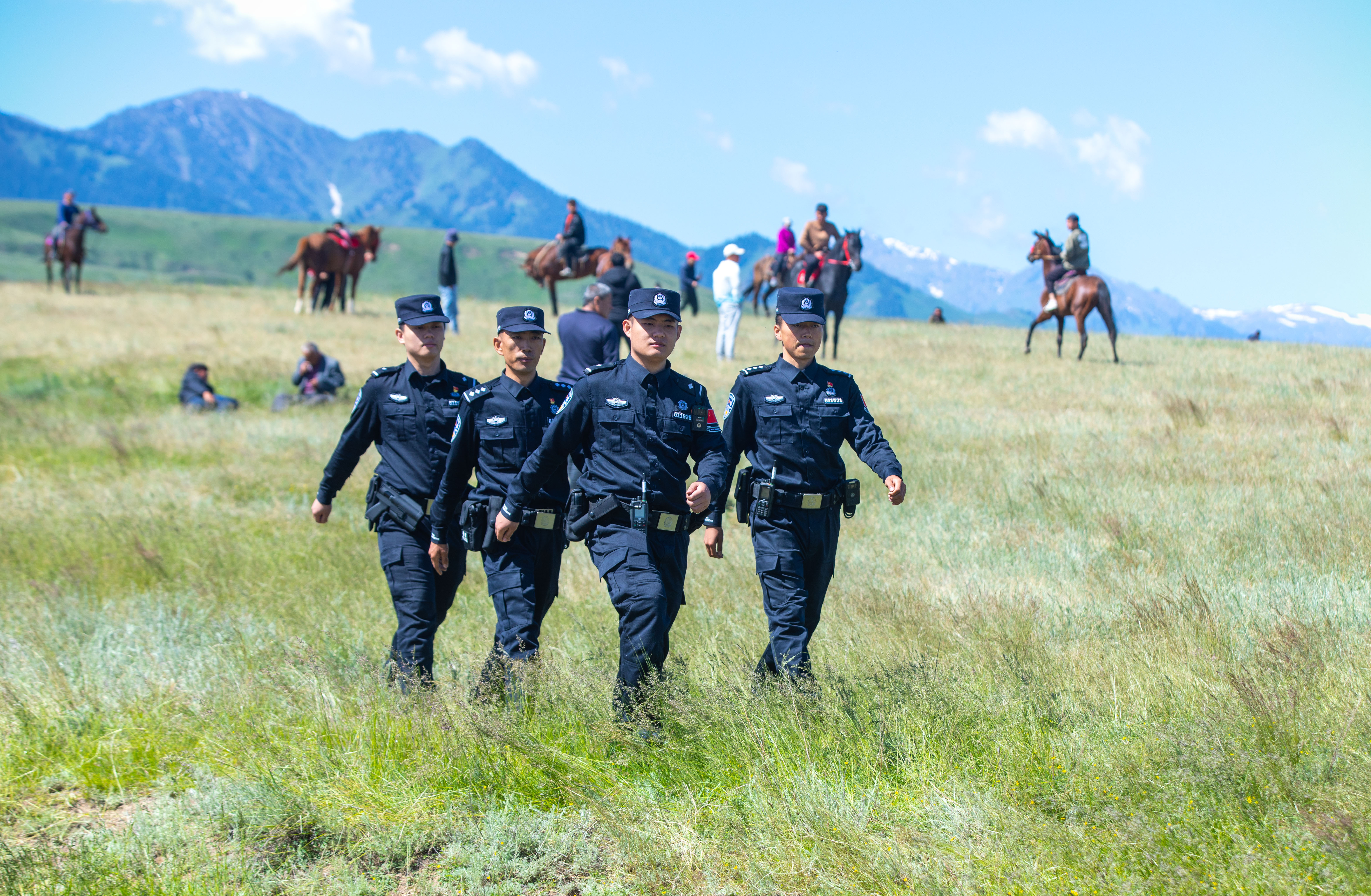 图为琼博拉边境派出所民警在辖区赛马比赛现场巡逻.jpg