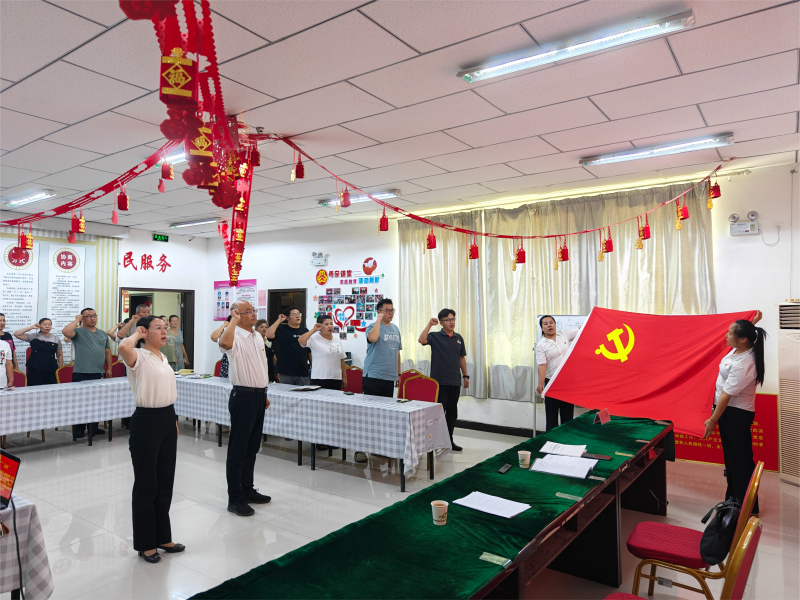 8月26日，尉犁县发改委联合尉犁镇金宇社区开展“党旗映天山—领悟全会精神 凝聚共识力量”主题党日活动。 (2)(1)(1).png