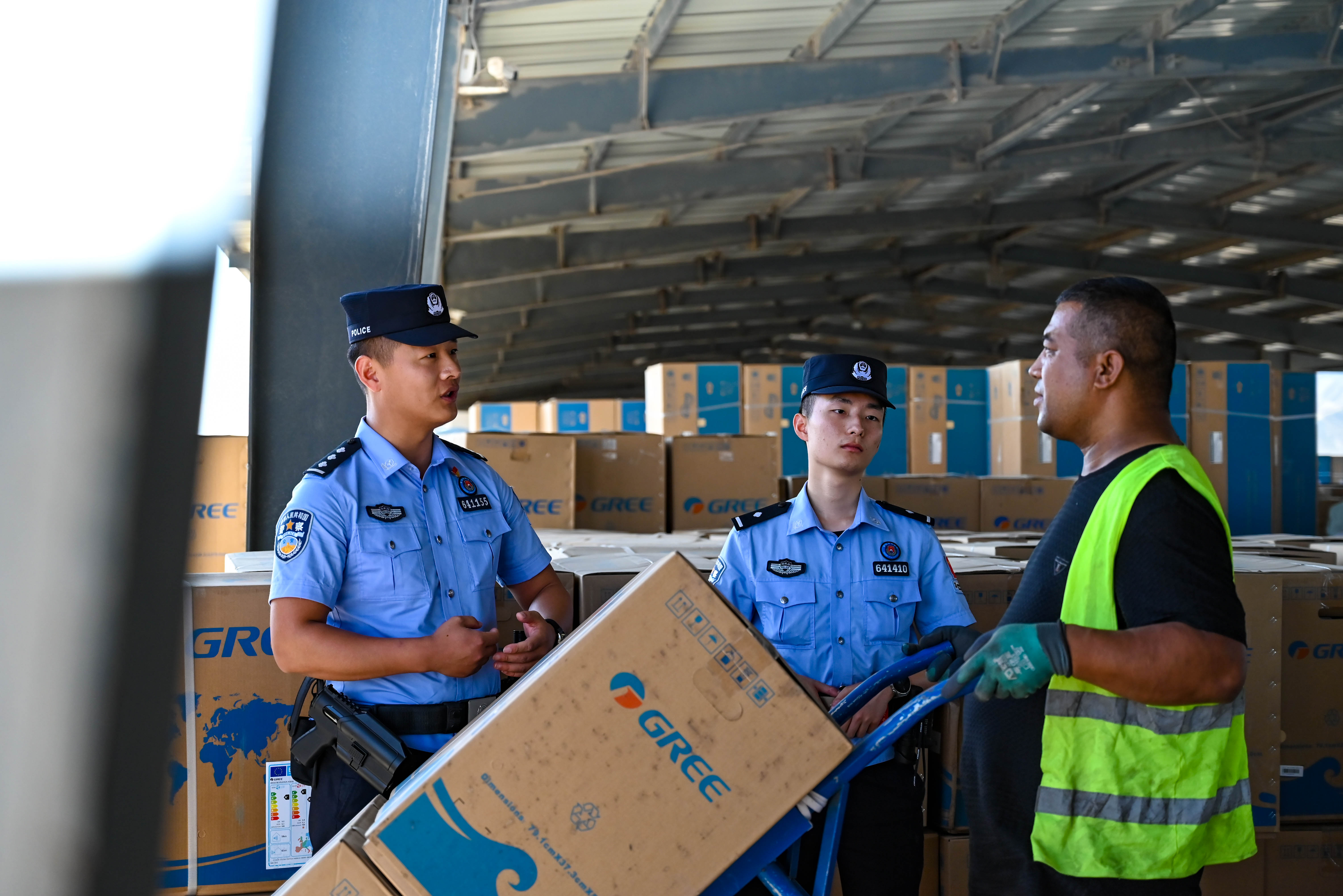 图15为民警向货场工人宣讲消防安全知识.jpg