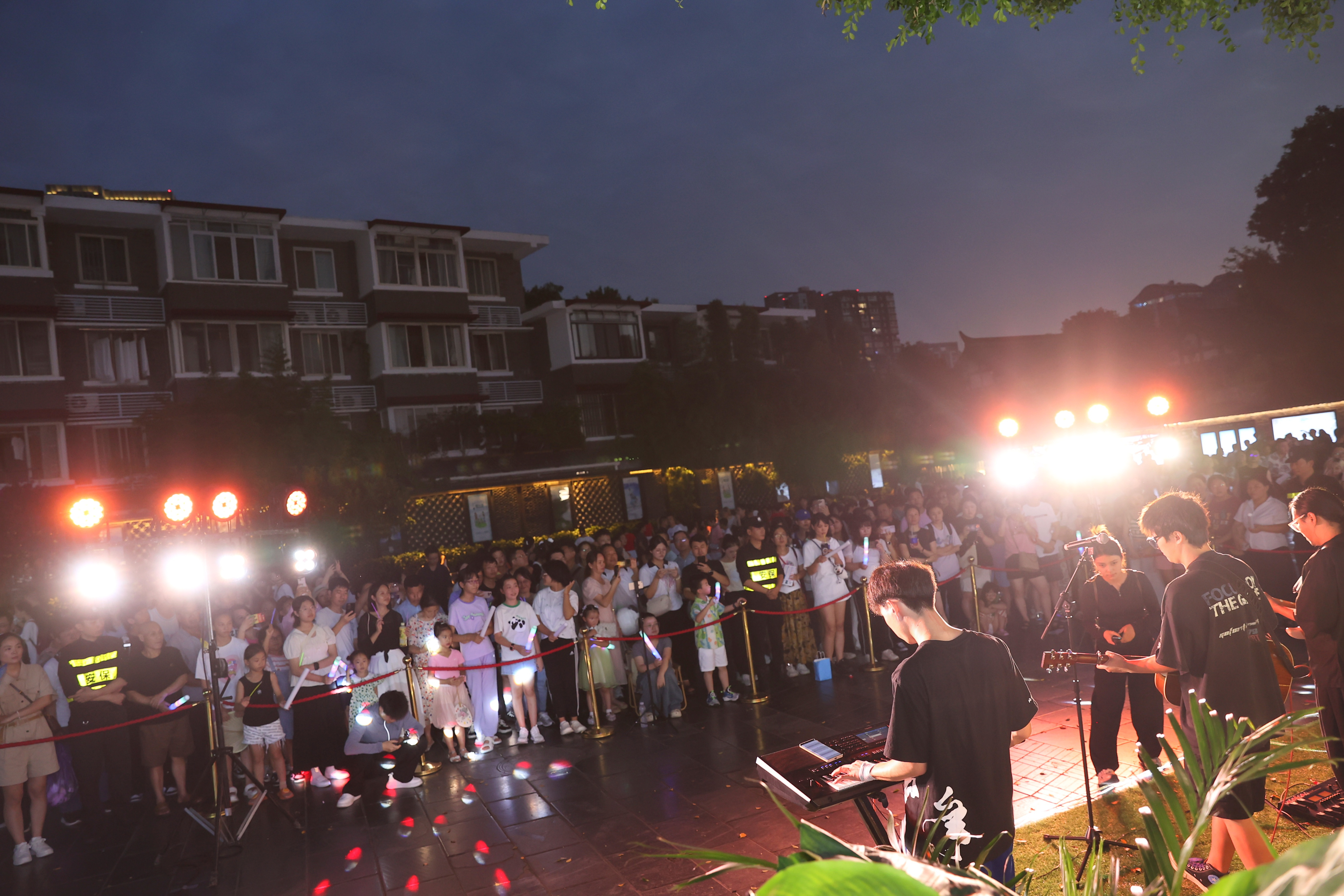 成都宽窄巷子仲夏生活节收官 8月夜间消费超5000万