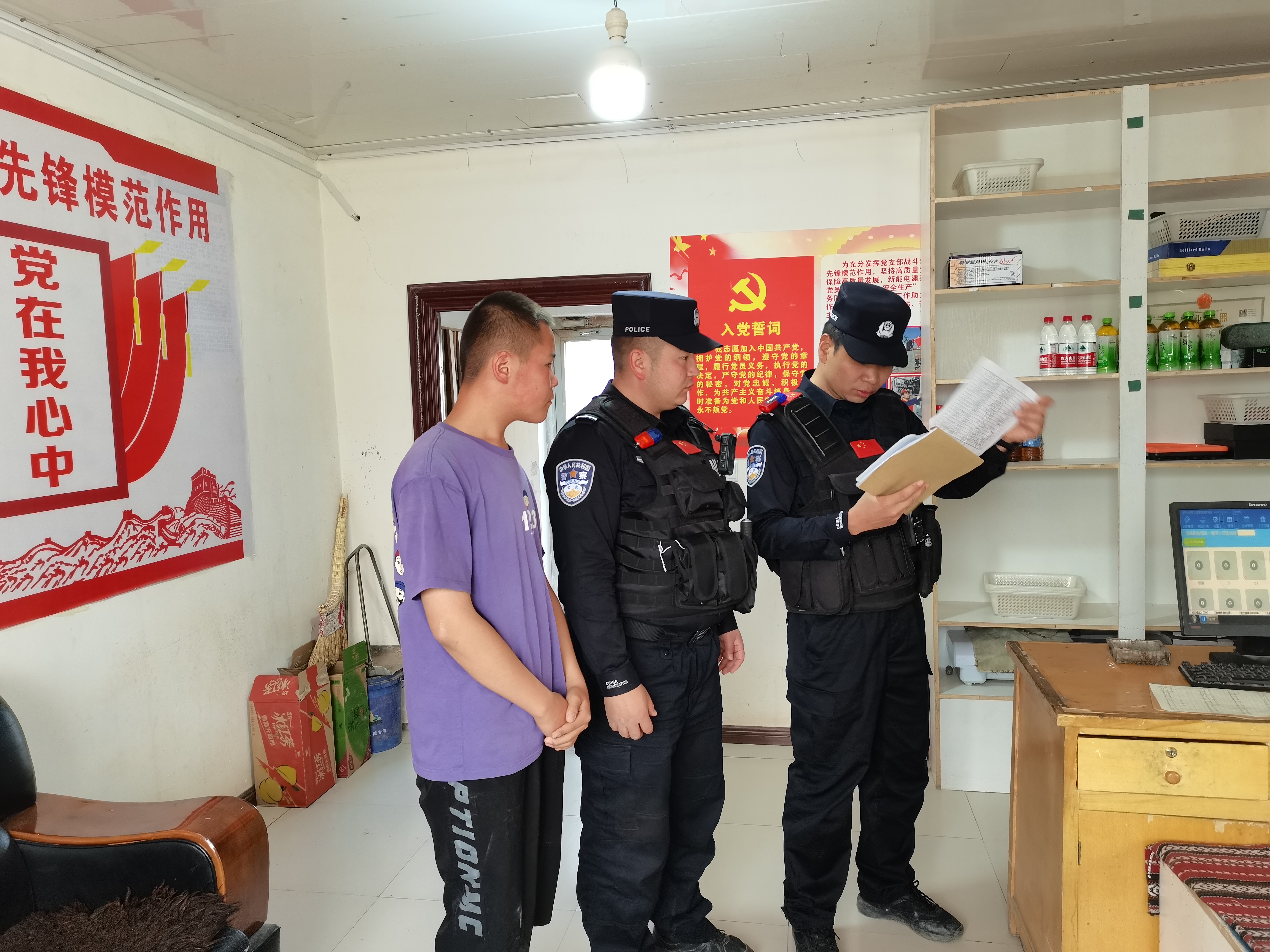 图为吾合沙鲁边境派出所民警检查娱乐场所.jpg