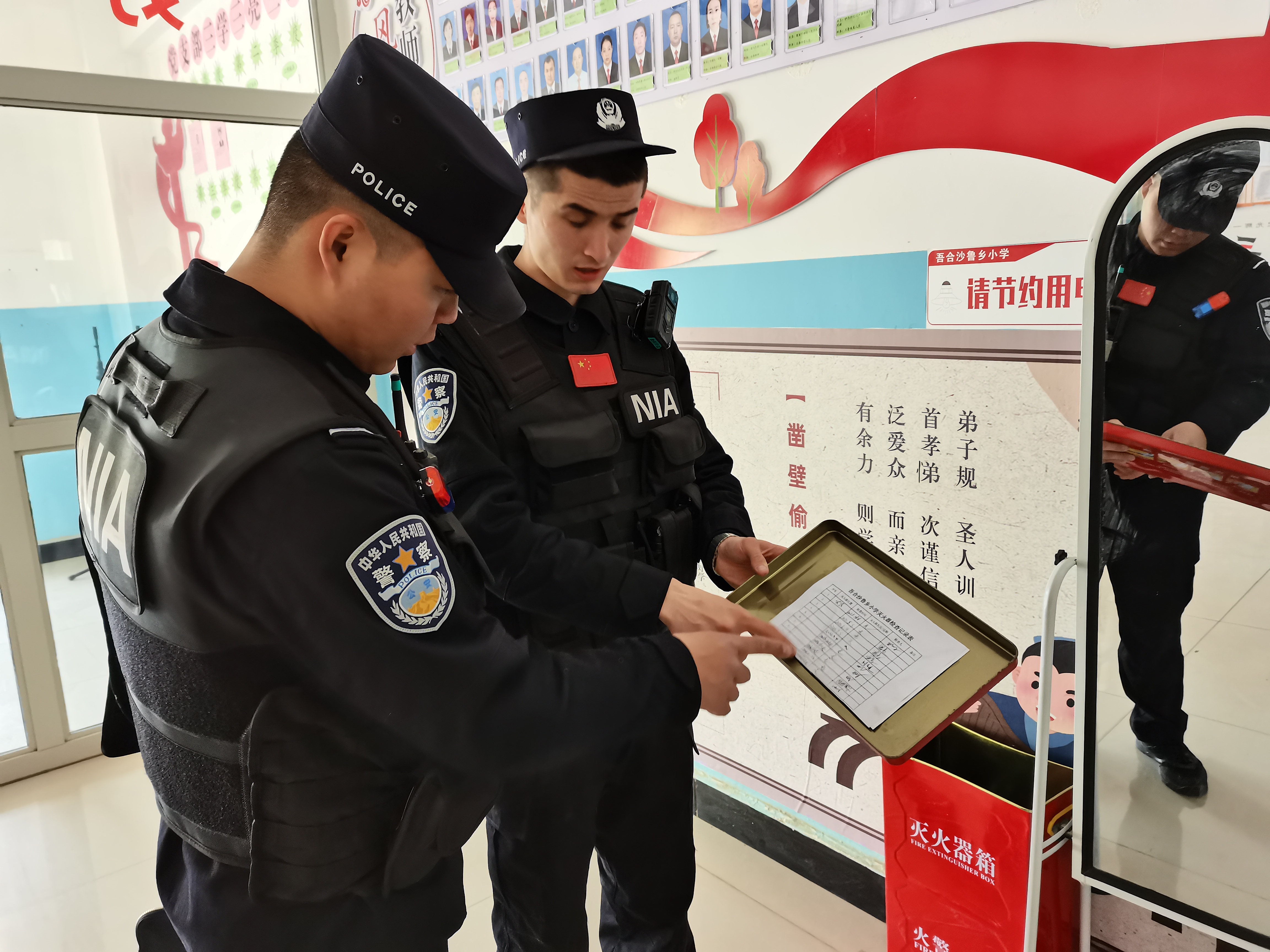图为吾合沙鲁派出所民警检查学校消防安全.jpg