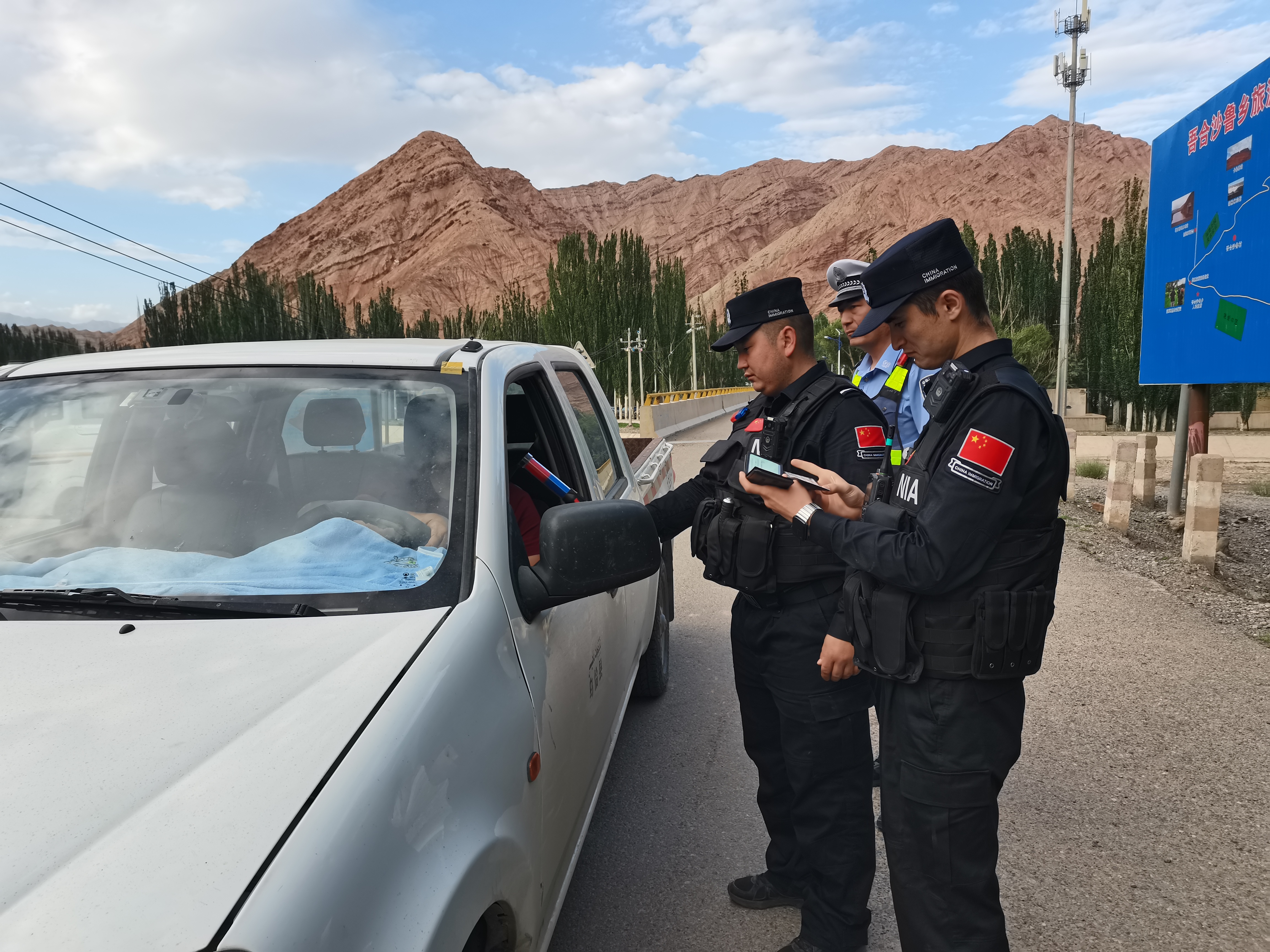 图为吾合沙鲁边境派出所民警盘查过往车辆.jpg