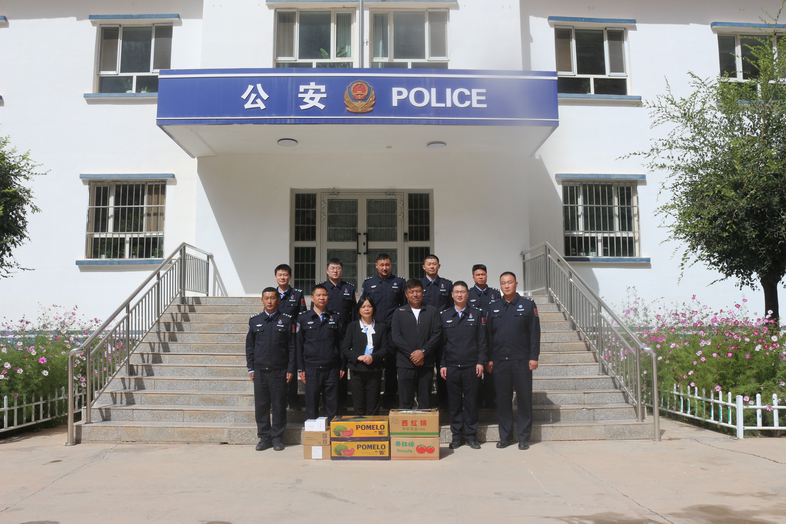 图为派出所民警与慈善总会秘书长、民政局局长合影.jpg