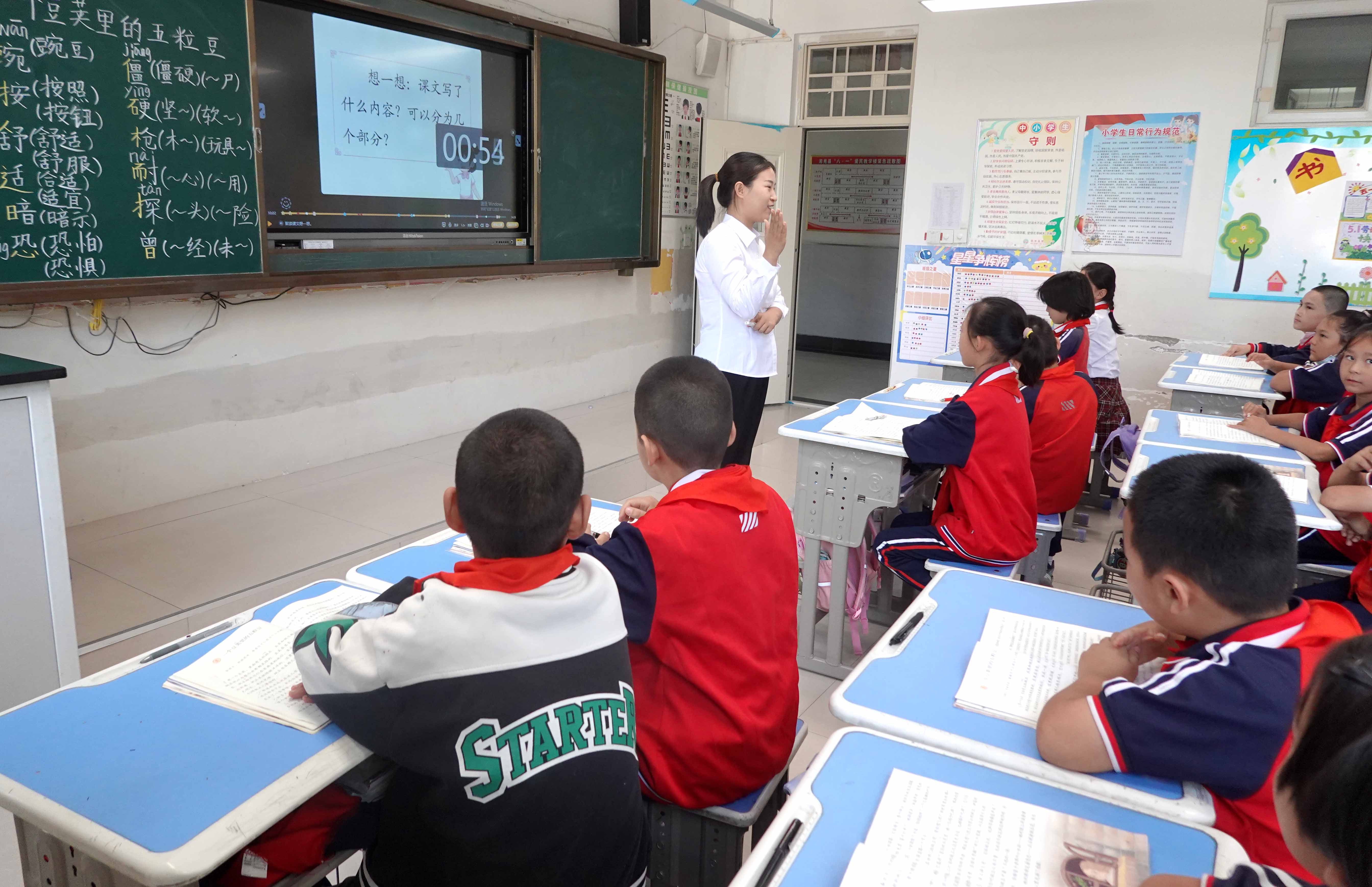 2、近日，若羌县第二小学的“双师课堂”上，该校教师与线上名师一起上课。邹焰忠 摄.jpg