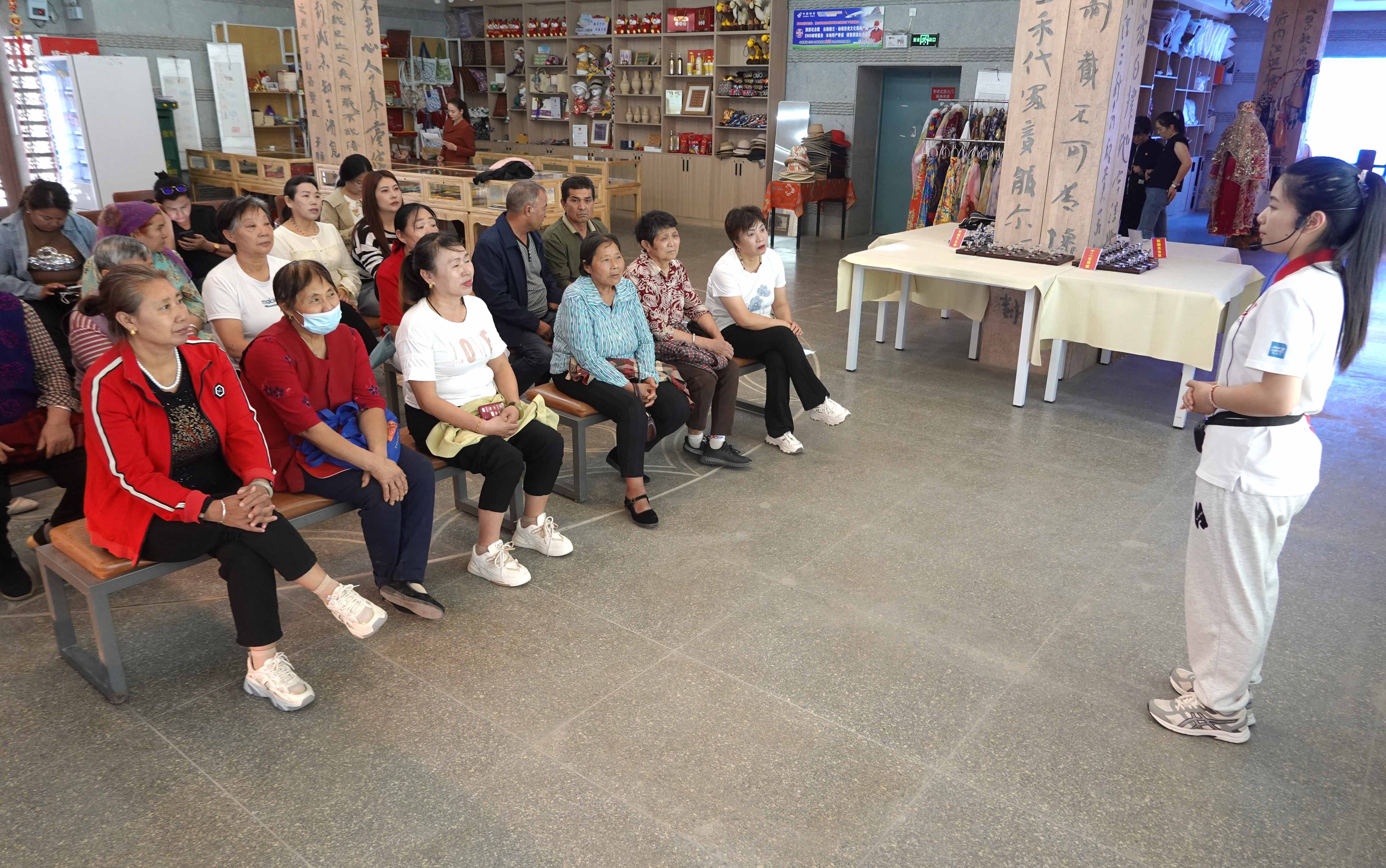 3、9月11日，在若羌县楼兰博物馆，该县红枣红心理论宣讲团宣讲员正在给群众宣讲《给李柏的回信》。邹焰忠 摄.jpg