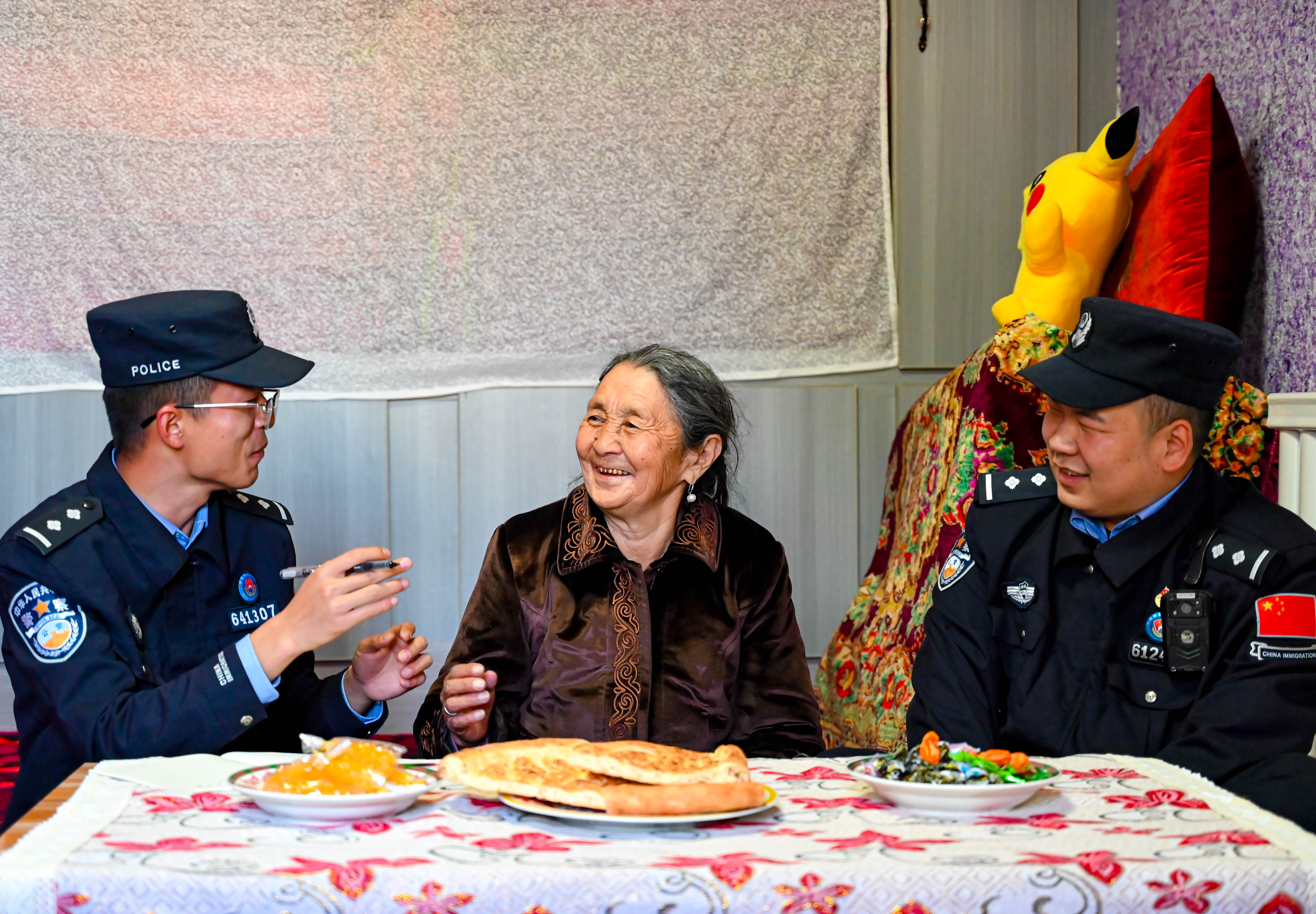 民警正在向群众宣讲防范电信诈骗、禁毒、防火防盗等安全常识。刘楠  摄.jpg