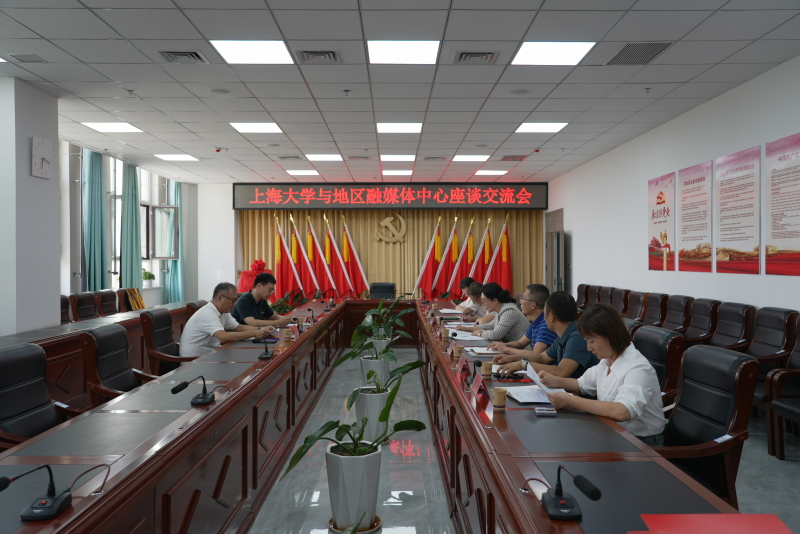 民警正在向群众宣讲防范电信诈骗、禁毒、防火防盗等安全常识。刘楠  摄 (2).jpg