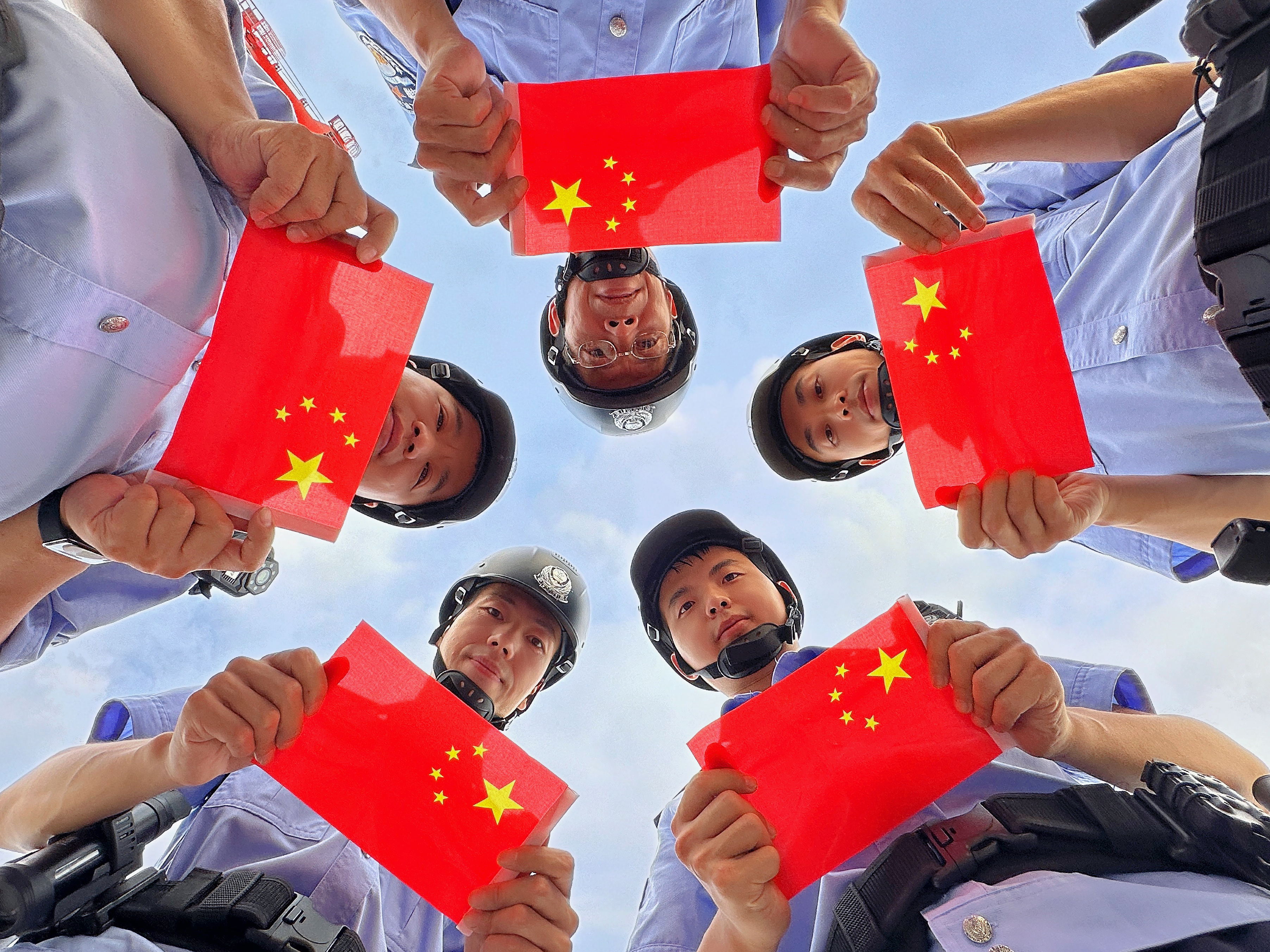 图为：莆田边检站执勤二队移民管理警察与国旗合影。3.jpg