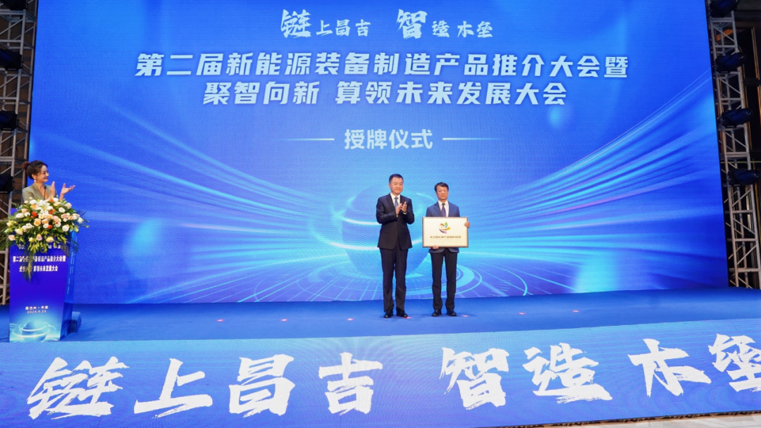 图1为：2024年9月21日，在国庆节来临之际，莆田出入境边防检查站移民管理警察携手福建省莆田擢英中学孩子们，手持国旗共话祖国繁荣昌盛新篇章。（无人机照片  林孟摄）.jpg
