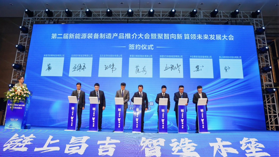 图1为：2024年9月21日，在国庆节来临之际，莆田出入境边防检查站移民管理警察携手福建省莆田擢英中学孩子们，手持国旗共话祖国繁荣昌盛新篇章。（无人机照片  林孟摄）.jpg