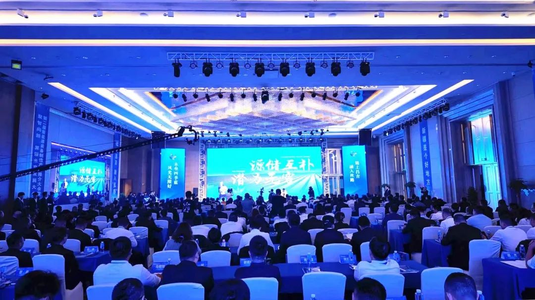 图1为：2024年9月21日，在国庆节来临之际，莆田出入境边防检查站移民管理警察携手福建省莆田擢英中学孩子们，手持国旗共话祖国繁荣昌盛新篇章。（无人机照片  林孟摄）.jpg