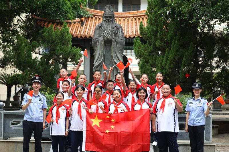 图7为：2024年9月21日，在国庆节来临之际，莆田出入境边防检查站移民管理警察携手福建省莆田擢英中学孩子们，手持国旗共话祖国繁荣昌盛新篇章。（林孟摄）.jpg