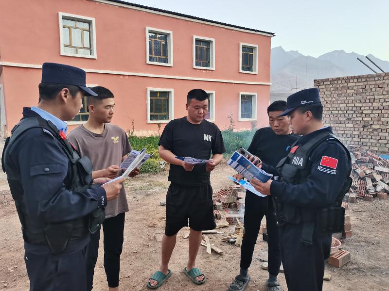 派出所民警向流动人口宣传法律法规.jpg