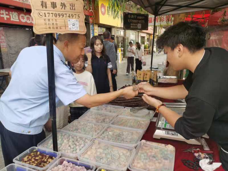 派出所民警向辖区群众传法律法规.jpg