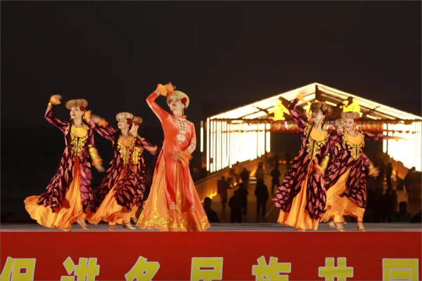 和硕县“盛世华章•共庆华诞”国庆文艺演出活动在金沙滩旅游度假区激情上演 道尔利摄 (2)(1)(1).png