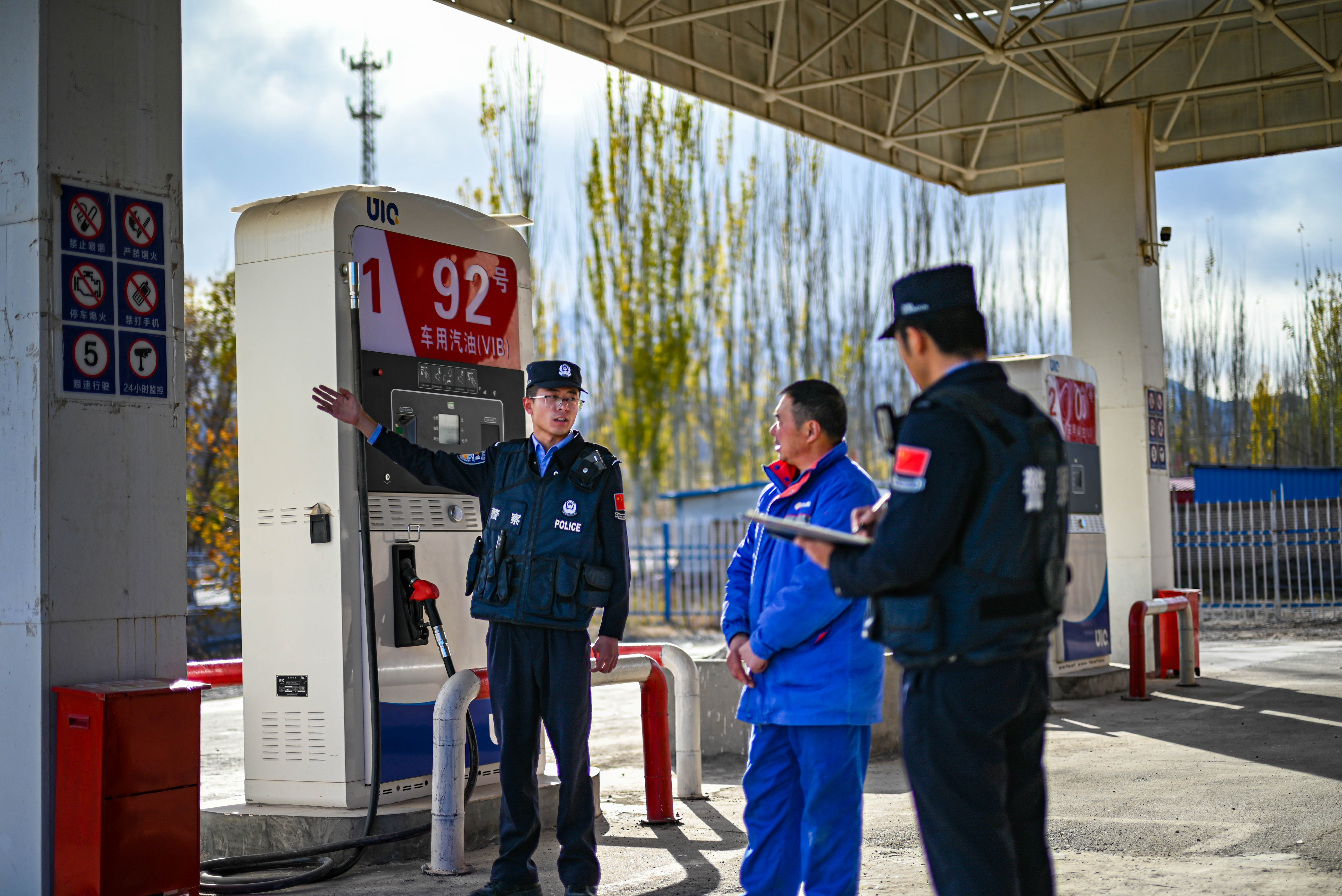 图为民警正在对加油站消防安全标识语进行查看。刘楠摄.jpg