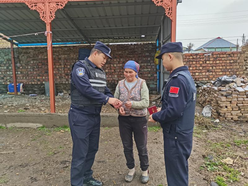 图为派出所民警正在开展送证上门活动，并手把手教群众使用“新疆政务服务”APP和“新疆公安微警务”小程序。.jpg