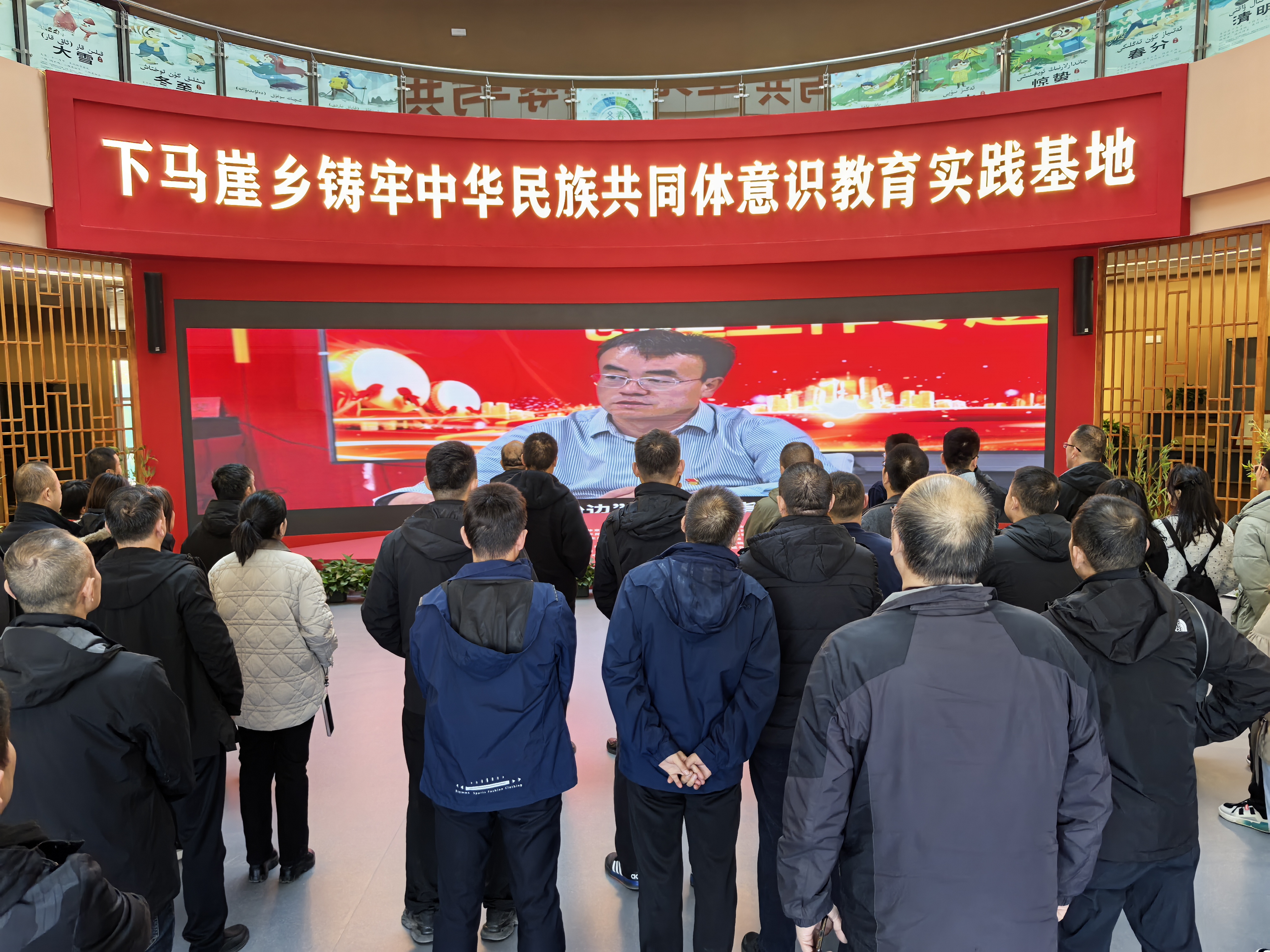 图3.甲乙方通力协作，分析钻头适配性，共同研讨下步提速方案。 谭辉 摄.jpg