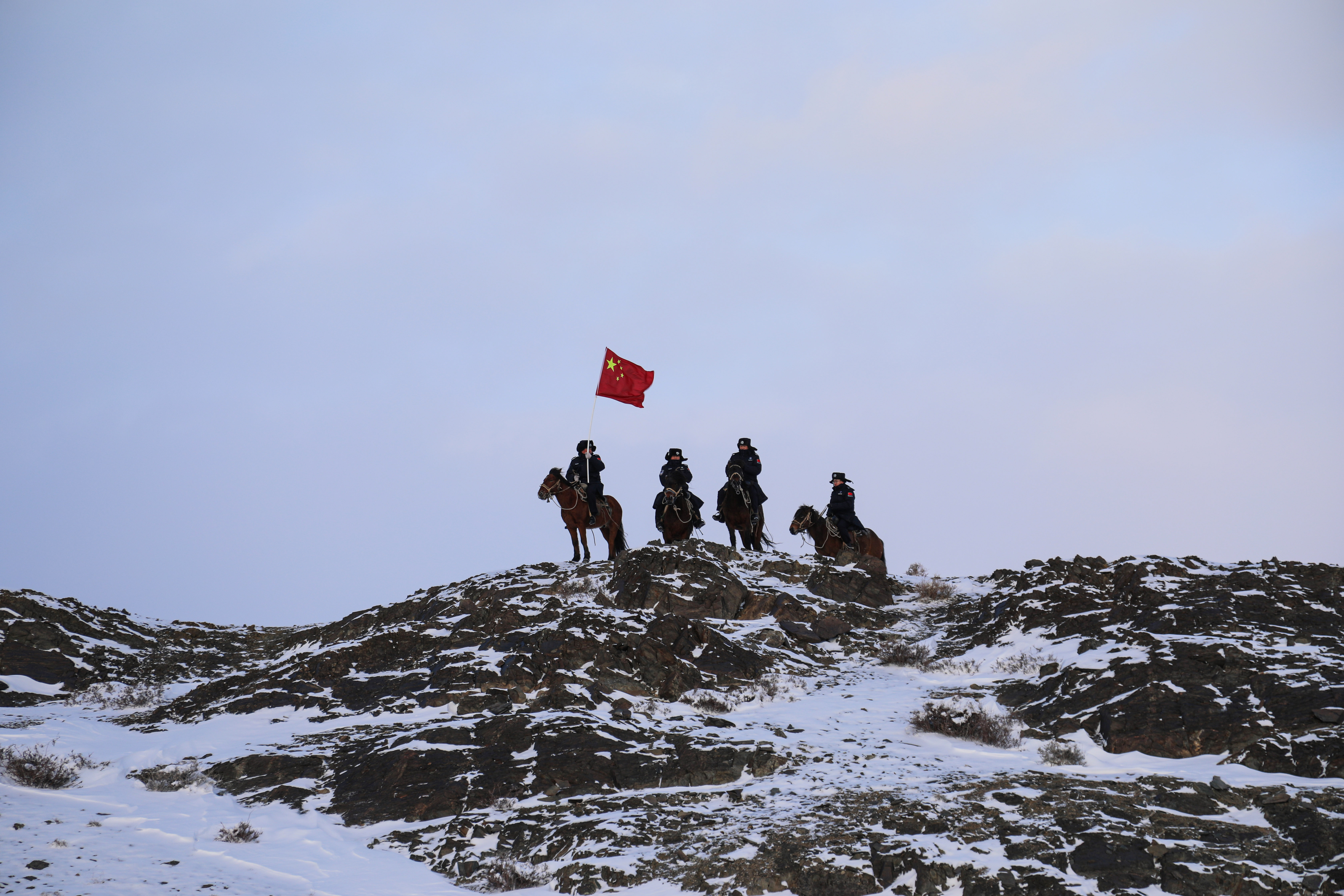 2024年11月14日，巡逻队民警正在巡查边境山口要道。.jpg