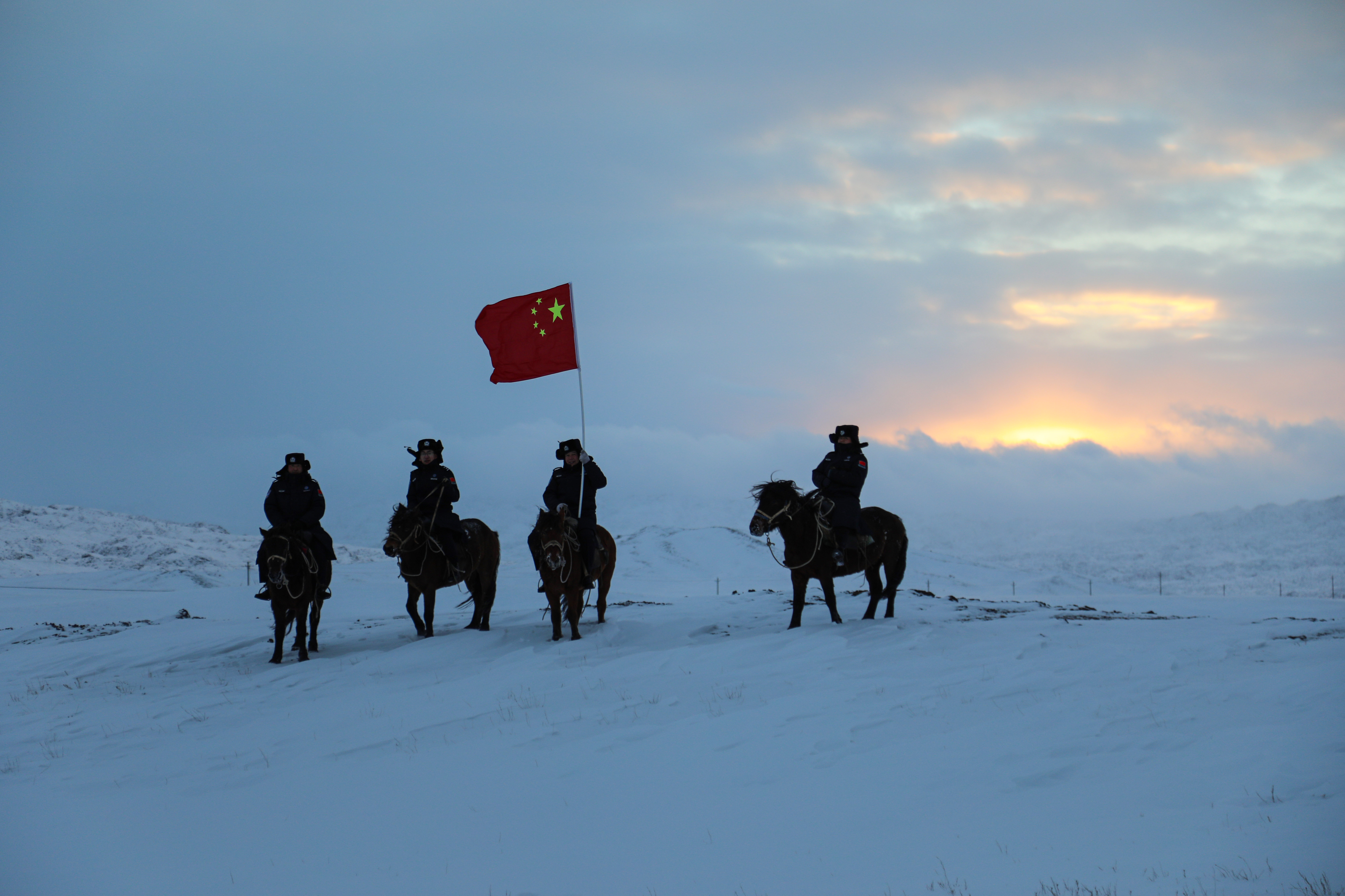 2024年11月14日，巡逻队民警正在踏雪巡边。.jpg