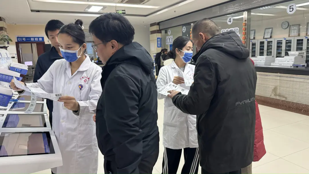 11月15日，新疆巴州和硕县委政法委组织带领和硕县见义勇为英模到巴州人民医院进行健康体检 李春艳摄 (4).png
